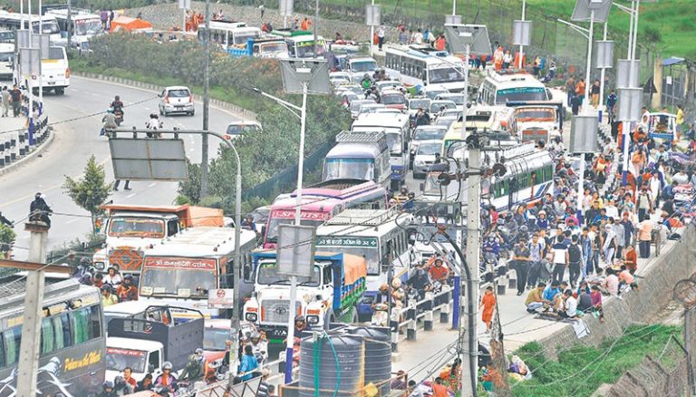 सार्वजनिक यातायातको भाडा बढ्यो, काठमाडौंमा ३५ रुपैयाँसम्म तिर्नुपर्ने (सूचीसहित)