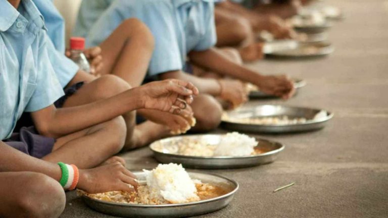 कुर्सीमा बसेर खाना खानु हानिकारक, भुइँमा बसेर फाइदै फाइदा