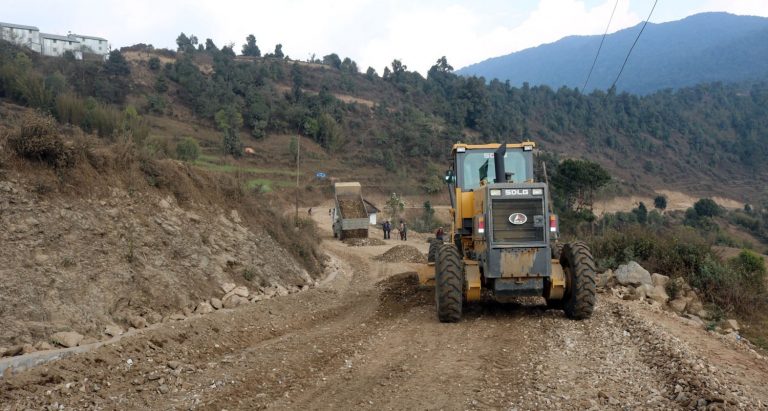 मध्यपहाडी लोकमार्ग, १० वर्षमा ४५ प्रतिशतमात्रै काम