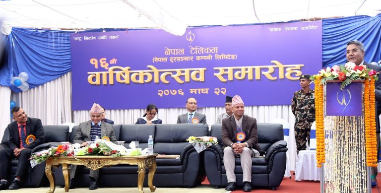 आन्दोलित कर्मचारीलाई सञ्चार मन्त्रीको व्यङग-‘देशैभर फोरजी पुगेर  दुःखी  हुनुभयो ?’