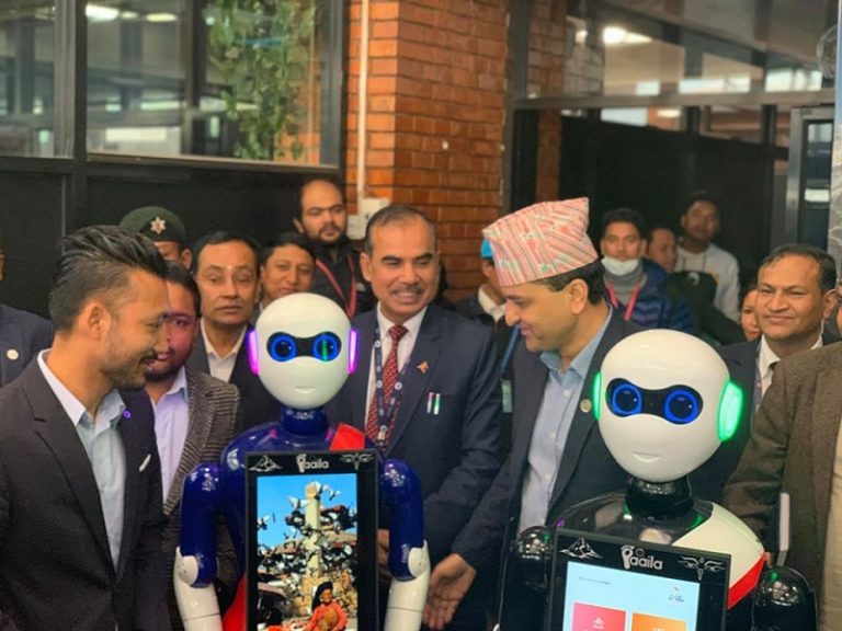 त्रिभुवन विमानस्थलमा पर्यटकलाई स्वागत गर्दै रोबोट ‘पर्यटन परी’