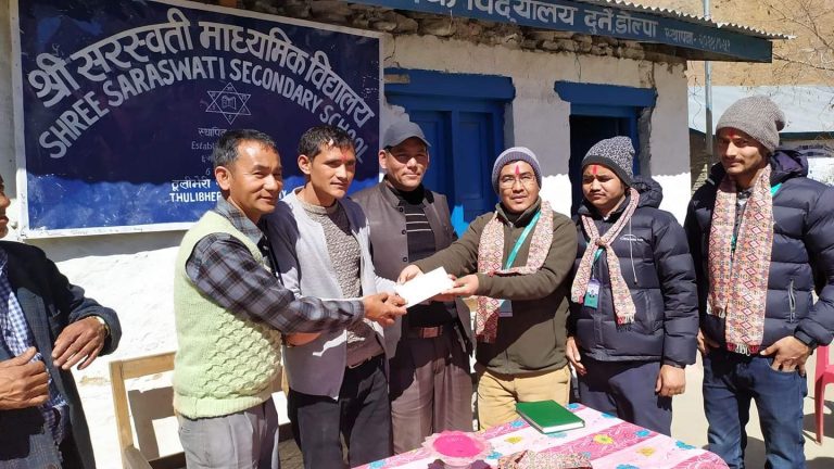सिटिजन्स बैंकद्वारा डोल्पाको श्री सरस्वती माविलाई ५० हजार सहयोग