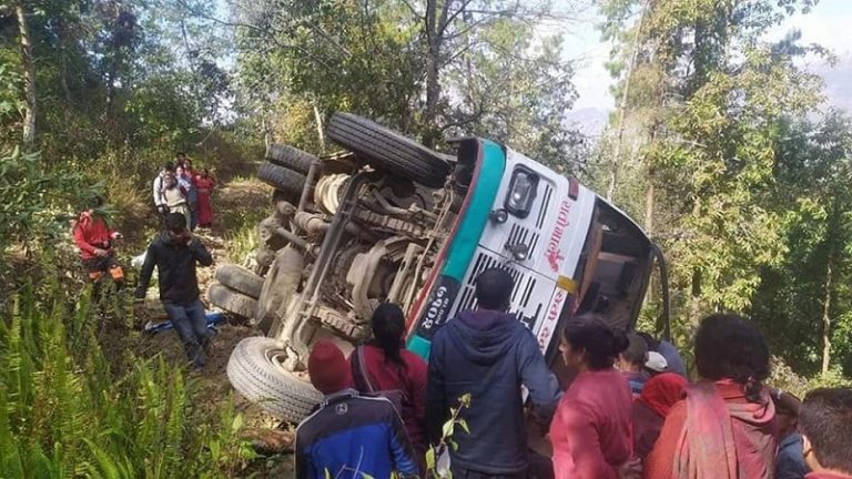 काभ्रेको कोशीपारीमा बस दुर्घटना