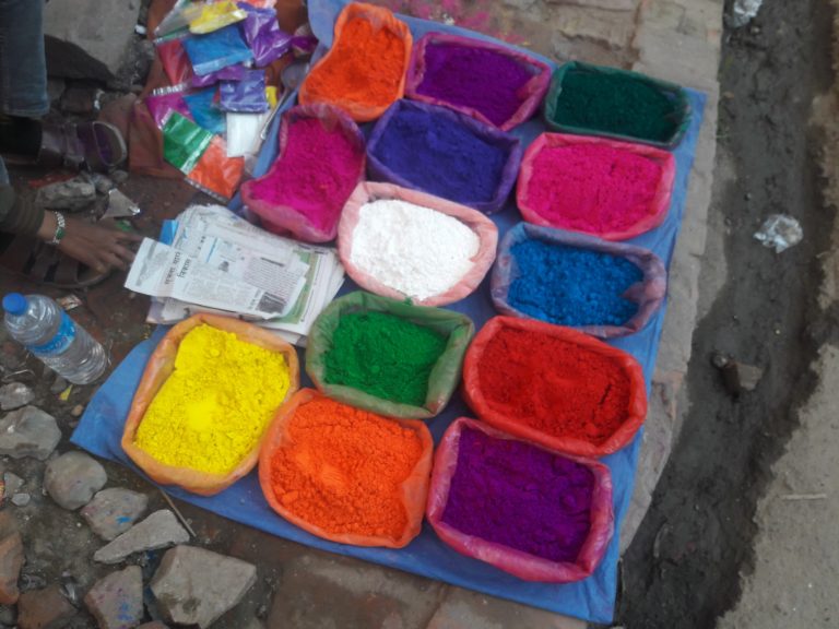 कोरोना त्रासले ‘फिक्का’ बनाईदियो होलीको रंग