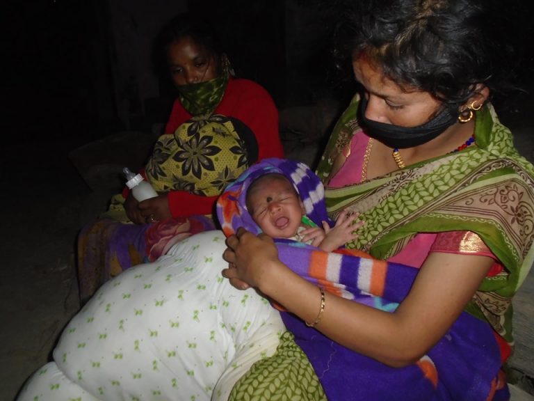 चारदिन हिडेर सीमाक्षेत्रमा अलपत्र आठ दिनको सुत्केरीलाई उद्धार गर्दा… (फोटोफिचर)