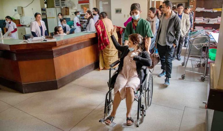 तस्विरमा हेर्नुहोस् प्रधानमन्त्रीलाई मिर्गौला दिने समीक्षाको बिदाई