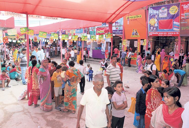 धमाधम खाद्य सामग्री जुटाउँदै उपभोक्ता, पूर्व तयारी कि सरकारप्रतिको अविश्वास ?
