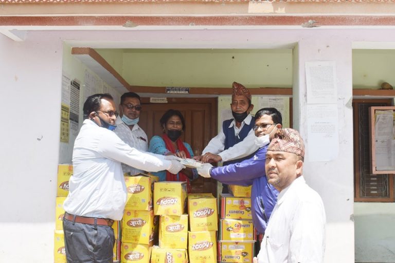 माहाकाली नगरपालिकालाई कुमाल दाजुभाईद्धारा नगद तथा खाद्यान्न सहयोग