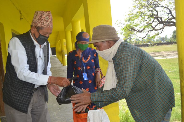 विपद्को साथी स्थानीय सरकार:  विपन्न परिवारलाई घर–घरमा खाद्यान्न