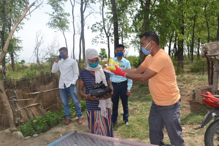 व्यक्तिगत रकमबाटै वडा अध्यक्ष सिजालीले दिए बादी बस्तीमा राहत (फोटोफिचर)