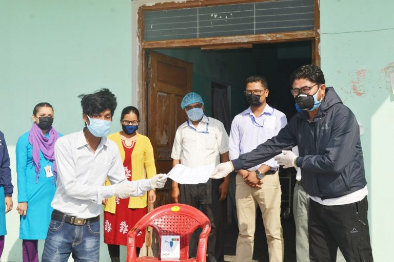प्राथमिक स्वास्थ्य केन्द्र दोधारालाई स्वास्थ्य सामग्री हस्तान्तरण