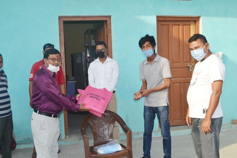 दोधारा चाँदनीका एम्बुलेन्स चालकलाई कुमाल भाईद्धारा पिपिइ प्रदान