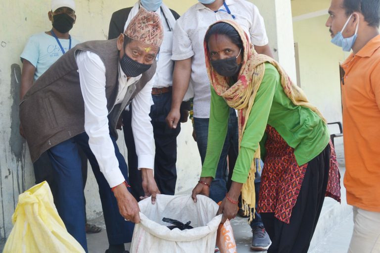 दोधारा चाँदनीको बादी बस्तीमा राहत वितरण