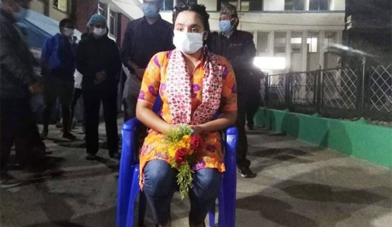 कोरोनालाई जितेर घर फर्किइन् १९ वर्षीया युवती, बाग्लुङ पनि संक्रमणमुक्त