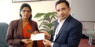 गरिबसँग विश्वेश्वर कार्यक्रमका कर्मचारीबाट कोरोना कोषमा सहयोग