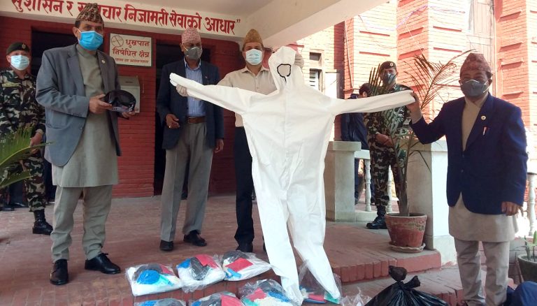 एनएमबी र नेपाल भारत मानव विकास मैत्री संघले दिए सरकारलाई हजार थान पीपीई