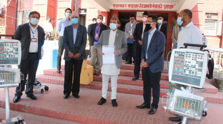 निक साइमन इन्स्टिच्युटले दियो १० पोर्टेबल भेन्टिलेटर र एक हजार पीपीई