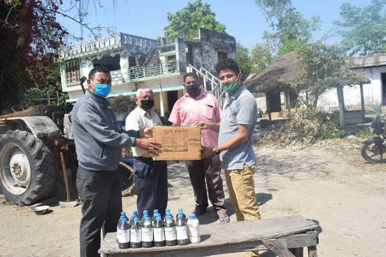 नेल्टाका जिल्ला अध्यक्ष भट्टद्धारा स्वास्थ्य सामग्री हस्तान्तरण