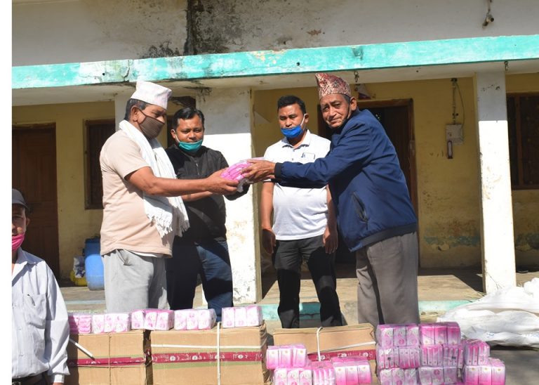 समाजसेवी रावलले दिए माहाकाली नगरपालिकालाई ४५ हजार बराबरको साबुन