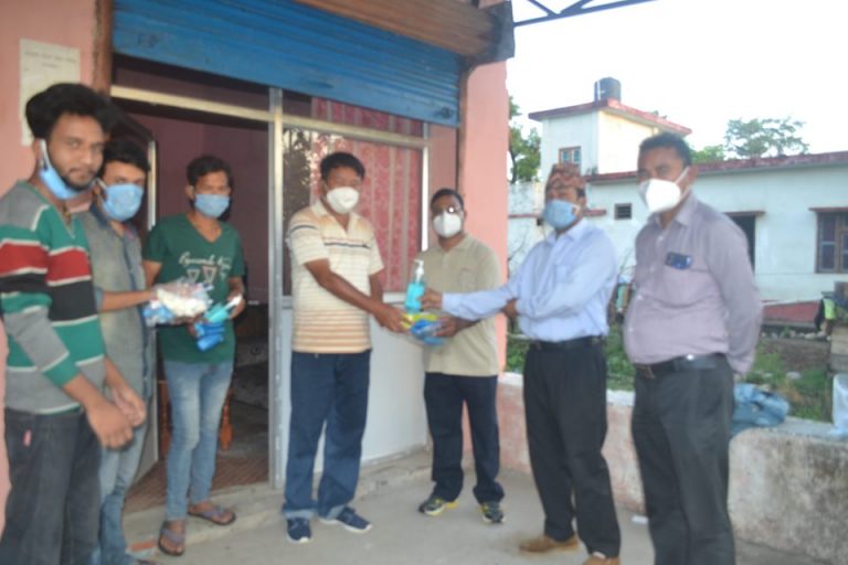 दोधारा चाँदनीका कुमाल दाजुभाईले संचारकर्मीलाई दिए स्वास्थ्य सामग्री