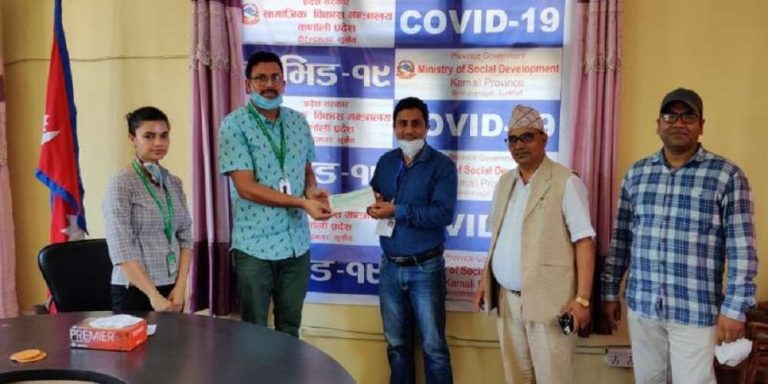 नबिल बैंकले कर्णाली अस्पताललाई  दियो १ थान पीसीआर मेसिन किन्ने रकम