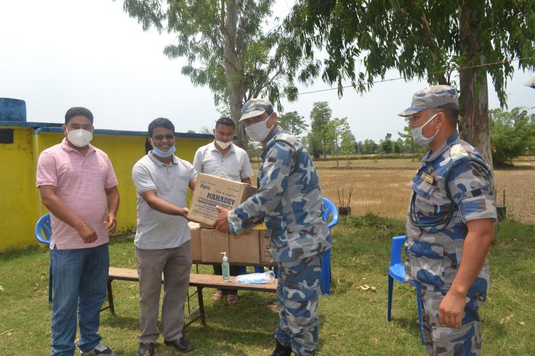 सुरक्षाकर्मीलाई सहयोग गर्दै दोधारा चाँदनीका कुमाल दाजुभाई