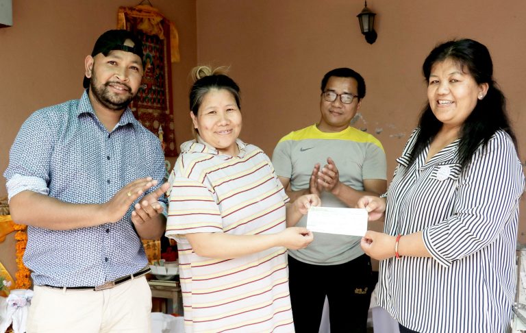 समाजसेवी गुरुङद्धारा आफ्नी आमाको काज किरियामा लाग्ने खर्च समाजसेवाका लागि प्रदान