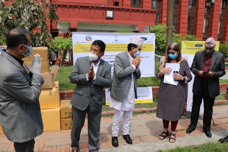 आईएनजीओले गरे सरकारलाई साढे ४ करोडको मेडिकल सामग्री सहयोग
