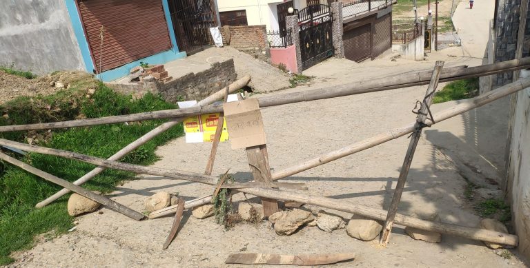 टोलटोलमा बन्द भएको बाटो खुलाउन प्रहरी परिचालन