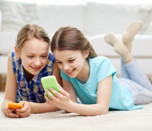 मोबाइलमा बढी समय बिताउने बच्चालाई कसरी छुटाउने लत ?
