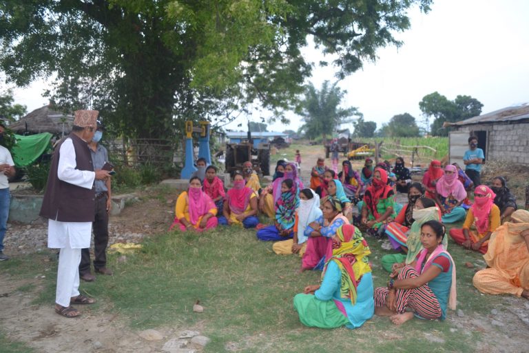 आफन्तलाई घर फर्काउन माग गर्दै नगर प्रमुखको घरदेखि कार्यालयसम्म धर्ना