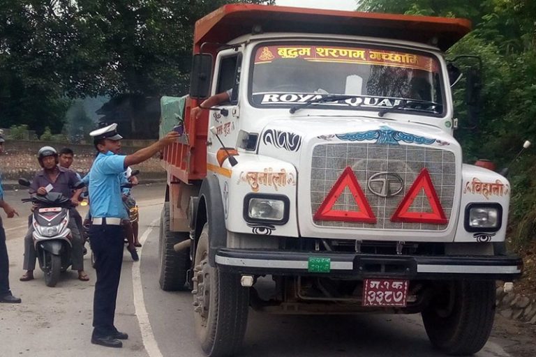निर्माण सामग्री बोक्ने सवारीलाई पास नचाहिने