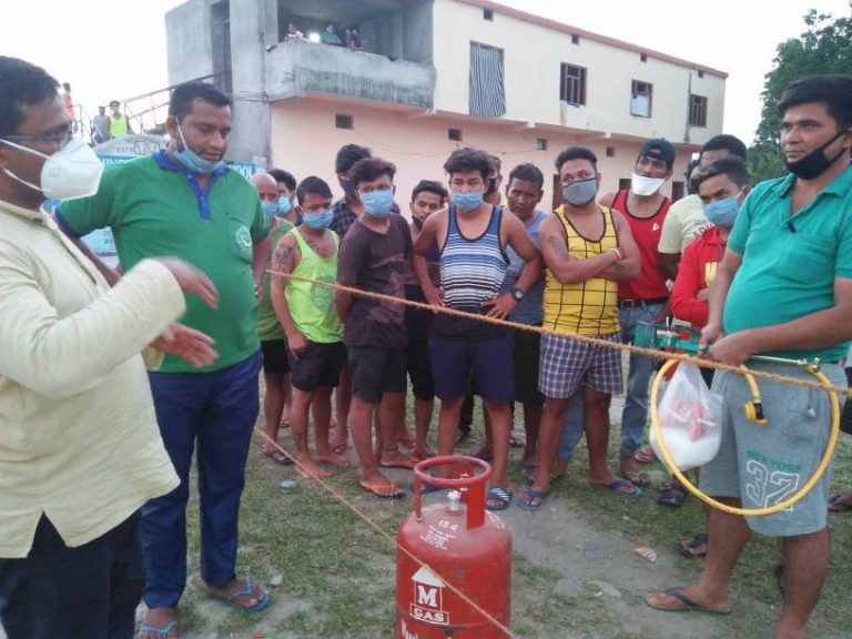 माहाकालीको क्वारेन्टिनमा बसेकालाई भीम कुमालद्धारा चिया र तातो पानी खाने व्यवस्था