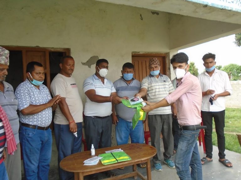 कांग्रेस नेता रमेश लेखकद्धारा दोधारा चाँदनीका सञ्चारकर्मीलाई स्वास्थ्य सामग्री