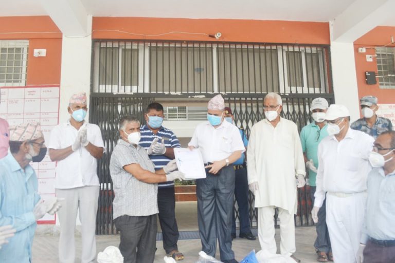 कांग्रेस नेता रमेश लेखकद्धारा कञ्चनपुरमा ४ लाख बराबरको स्वास्थ्य सामाग्री प्रदान