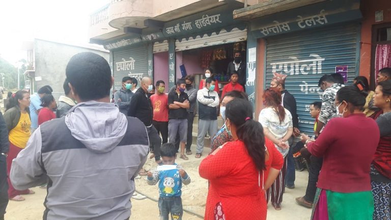लकडाउनमा नै खुल्न थाले सबै पसल, सामाजिक दूरीको नियम पालना भएन्