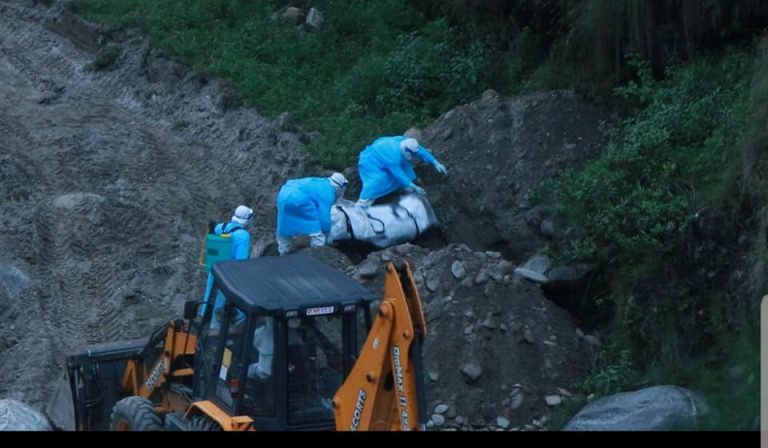 यसरी गरियो कोरोनाबाट मृत्यु भएका पुरुषको १९ घण्टापछि दाहसंस्कार