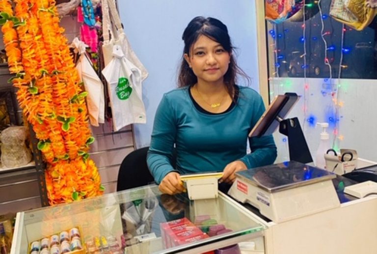 अष्ट्रेलियामा नेपाली युवतीले चक्कु देखाएर लुटेरा लखेटेपछि…