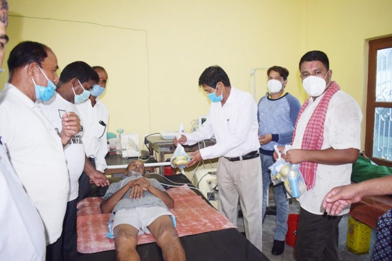 वीपी स्मृति: दोधारा चाँदनी क्वारेन्टिन र स्वास्थ्य केन्द्रमा फलफूल, स्वास्थ्य सामग्री वितरण