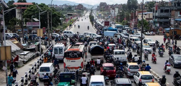 पुरानै लयमा फर्कँदै राजधानी: ट्राफिक जाम बढ्यो, मापसे चेकिङ बुधबारबाटै