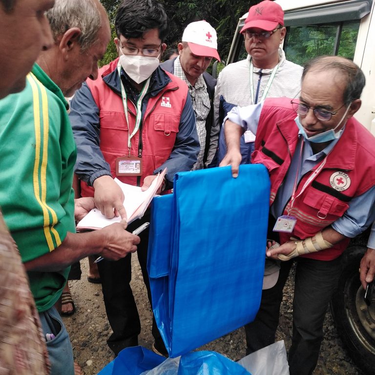 बाढी पहिरो पिडितलाई रेडक्रसको सहयोग, प्रतिपरिवार १० हजारको राहत