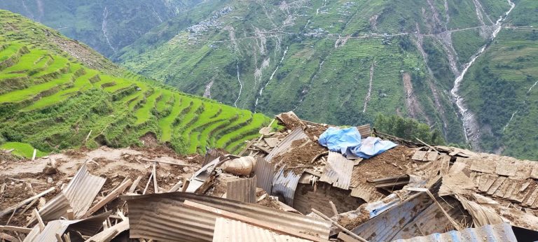 कस्तो ठाउँ पहिरोको जोखिममा, कसरी थाहा पाउने पूर्व संकेत ?