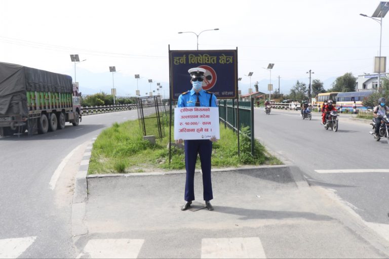 ट्राफिक सचेतनाको लागि सडकमा ‘डमी ट्राफिक प्रहरी’