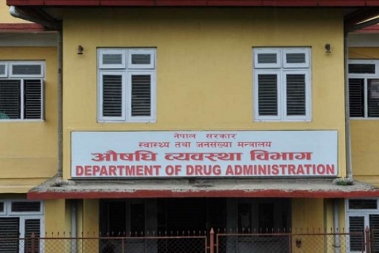पाँच उद्योगको स्यानिटाइजरमा विषाक्त रसायन भेटियो, बिक्री रोक्न निर्देशन