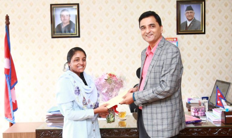 एसिड पीडित बालिका मुस्कान खातुनलाई सहयोग गर्दै मन्त्री भट्टराईले मनाए जन्मदिन