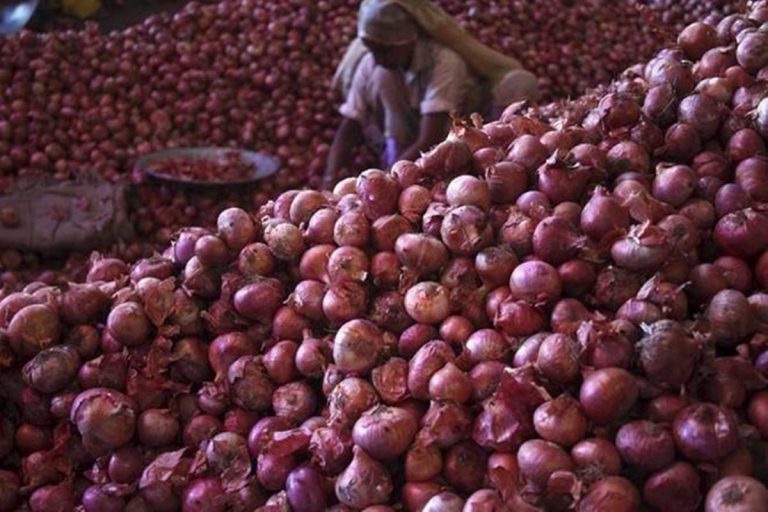 प्याजको मूल्य एकैदिन किलोमा ४४ रुपैयाँ बढ्यो, कालोबजारी गर्ने चार व्यापारी पक्राउ