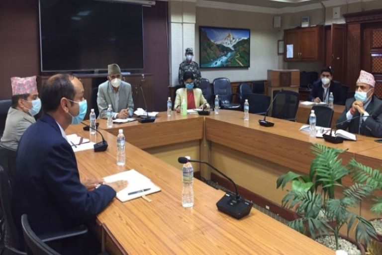 गरिब घरपरिवार पहिचान तथा परिचयपत्र वितरण असार भित्रै सकिने