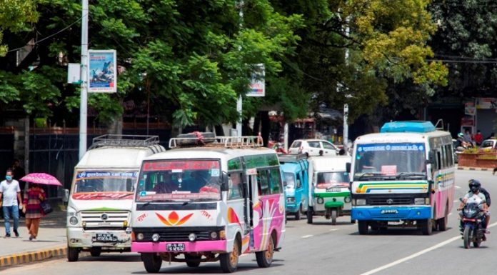 सार्वजनिक यातायात सरकारको नियम लत्याउँदै ५० प्रतिशत बढी भाडा अशुल्दै