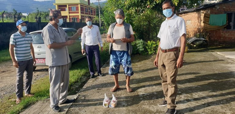 कोरोना संक्रमित भेट्न बुटवलका जनप्रतिनिधी घरदैलोमा, ठूलो औषधि नै उच्च मनोबल