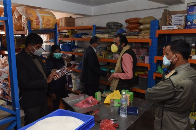 म्याद गुज्रिएका मिठाइ बेच्ने स्वस्तिक मिठाइ पसललाई २ लाख जरिवाना